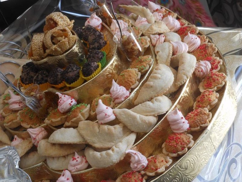 Cœur rempli de gâteaux marocains pour vos événements les plus somptueux