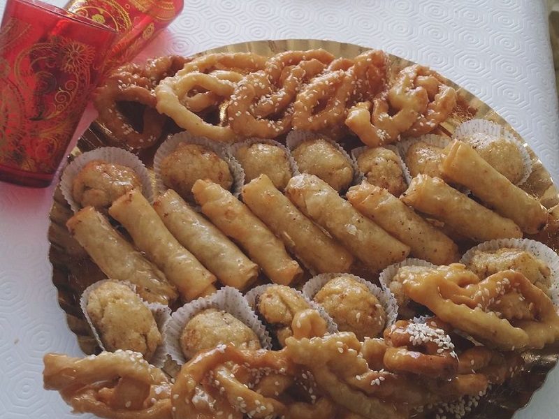Plateau miel : cigares, chebakiyas, faits maison avec la méthode marocaine traditionnelle de préparation de la pâte feuilletée