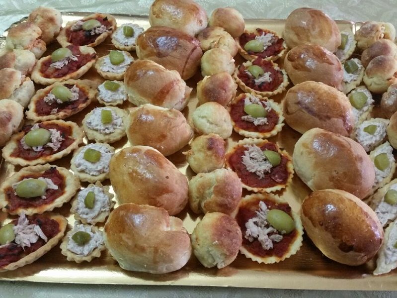 Plateau salé : barquettes, mini pizzas, petits pains sucrés
