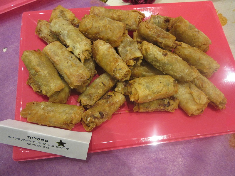 Pastilla au poulet et amandes : spécialité marocaine, feuille de cigare faite à la main