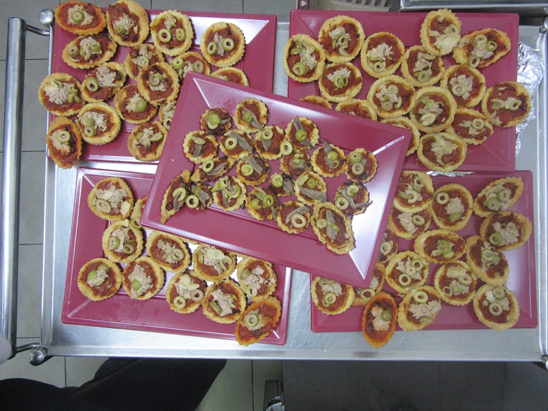 Mini pizzas aux olives, thon ou anchoix