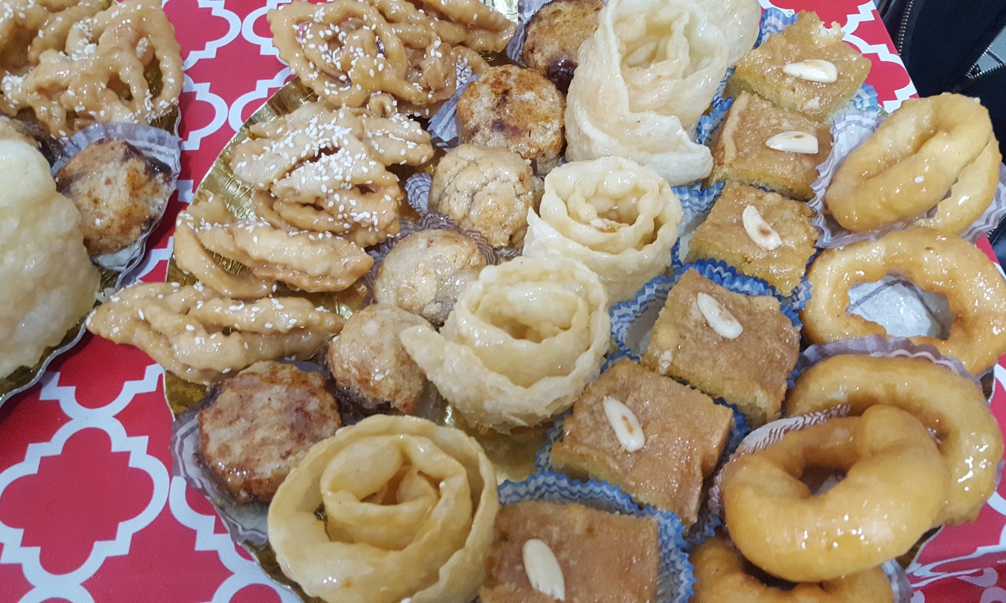עוגיות מרוקאיות ותוניסאיות לכבוד קריאת הזוהר בערב הברית של הבן של קרין : סופגניות יויו, חריסה, פיזואלה/פזואלוס, מקרוד, שבקיה.