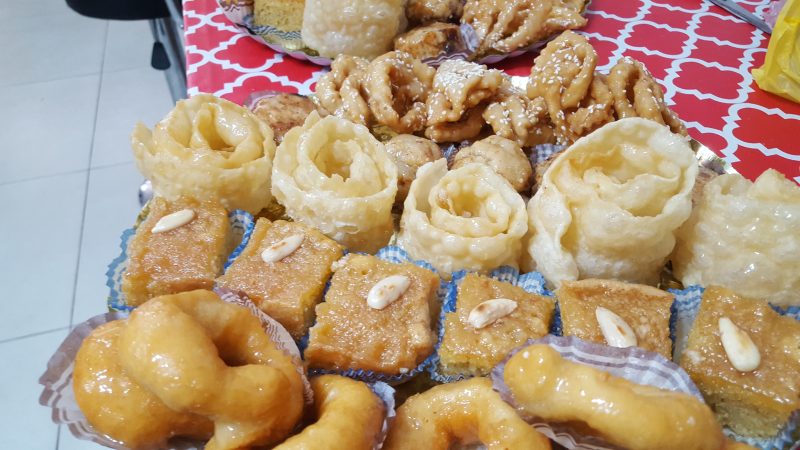 עוגיות מרוקאיות ותוניסאיות לכבוד קריאת הזוהר בערב הברית של הבן של קרין : סופגניות יויו, חריסה, פיזואלה/פזואלוס, מקרוד, שבקיה.